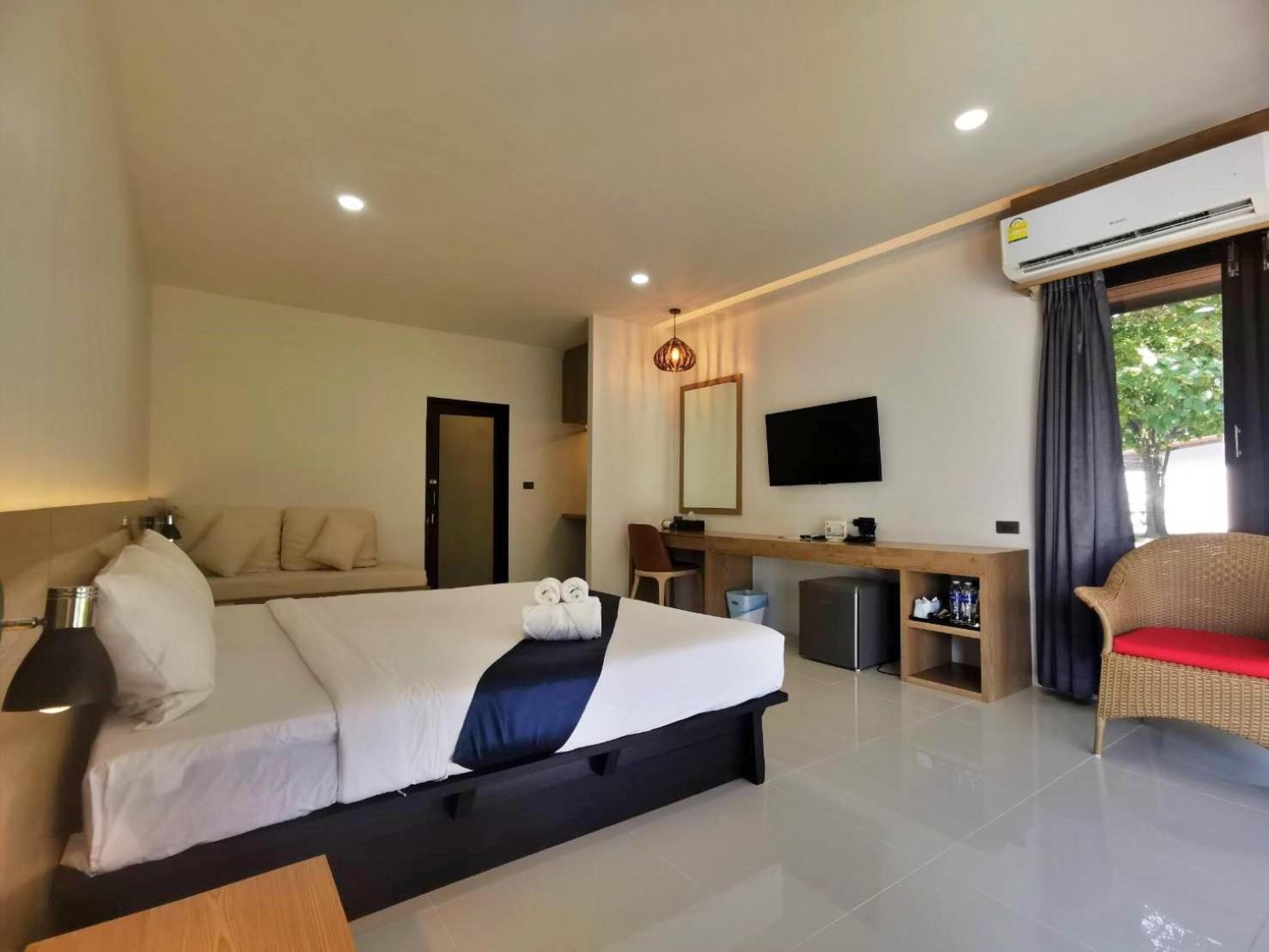 Pathiu Nana Beach Hotel & Resort מראה חיצוני תמונה